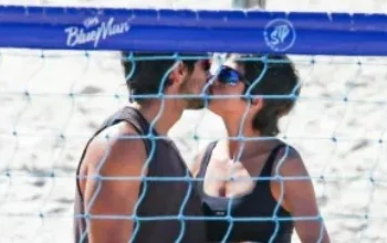 Agatha Moreira e Rodrigo Simas trocam beijos enquanto jogam vôlei na praia • Dilson Silva/ AgNews