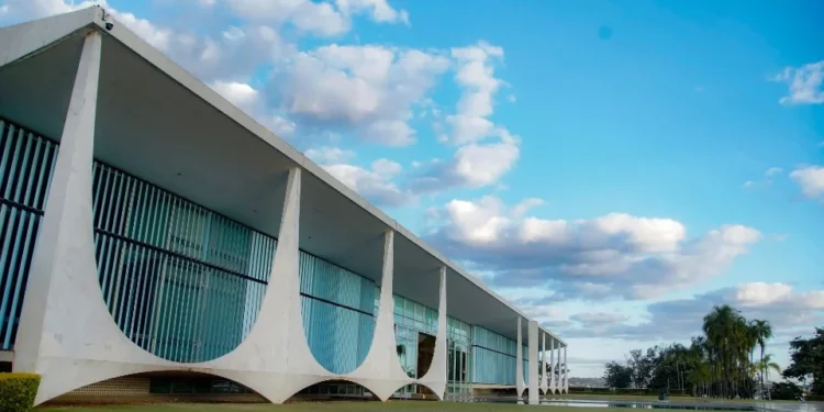 Após morte de mãe e filho, MPE pede que Estado regularize escala de especialistas na maternidade Dona Regina