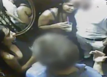 Em um dos vídeos obtidos pela CNN é possível ver as vítimas acompanhadas das mulheres • Delegacia Especial de Apoio ao Turismo