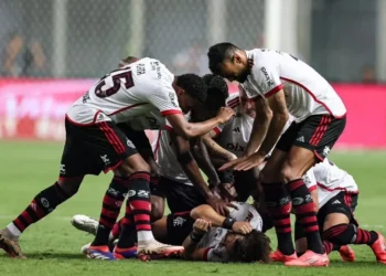 Jogadores do Flamengo comemorando o gol de David Luiz • Gilson Lobo/Gazeta Press
