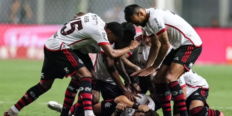 Com gol de falta de David Luiz, Flamengo vence o Cruzeiro pelo Brasileirão