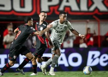 Galo tomou gol na reta final do confronto • Fotos: Pedro Souza / Atlético