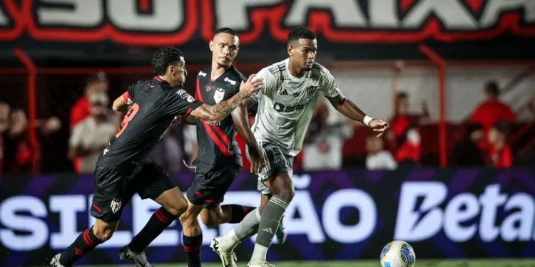 Em duelo de Atléticos, Dragão vence Galo no Brasileirão
