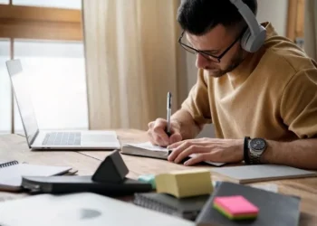 No Brasil, apenas 22% da população entre 25 e 34 anos têm diploma universitário • Freepik