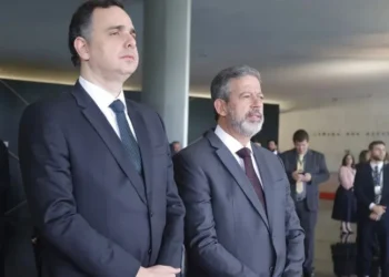 O presidente do Senado, Rodrigo Pacheco (PSD-MG), e o presidente da Câmara, Arthur Lira (PP-AL), na abertura da 10ª Cúpula de Presidentes de Parlamentos do G20, em Brasília • Mário Agra/Câmara dos Deputados
