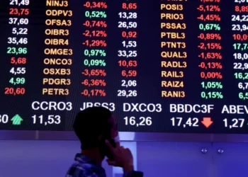 No contexto internacional, investidores estão precificando os possíveis efeitos das medidas econômicas prometidas por Trump, que incluem tarifas e cortes de impostos • 05/08/2024REUTERS/Carla Carniel