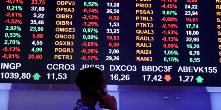 No contexto internacional, investidores estão precificando os possíveis efeitos das medidas econômicas prometidas por Trump, que incluem tarifas e cortes de impostos • 05/08/2024REUTERS/Carla Carniel