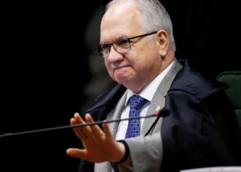 Onda de populismo autoritário se levanta no presente, diz Fachin no STF