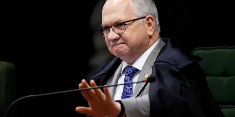 Onda de populismo autoritário se levanta no presente, diz Fachin no STF