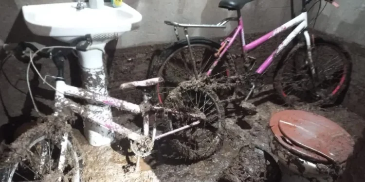 Água e lama em banheiro de residência em MG • CBMMG/Divulgação