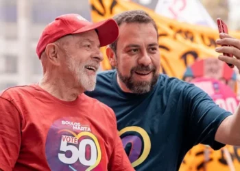 Integrantes do PT e do PSOL dizem que o ex-candidato à Prefeitura de São Paulo tem o apoio dos partidos de sua coligação - PT, PSOL. PCdoB, Rede e PV. • Leandro Paiva/@leandropaivac