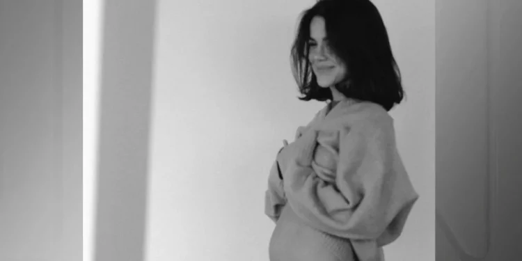 Manu Gavassi exibe barriga e anuncia gravidez: “5 meses de amor”