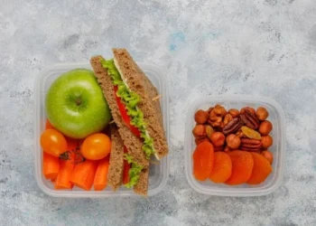 Frutas e sanduíche integral são boas opções para levar para o Enem • Freepik