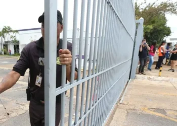 O Enem é aplicado ao mesmo tempo em todo o Brasil • Valter Campanato/Agência Brasil