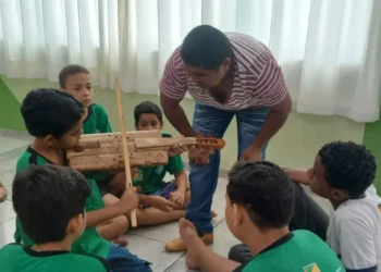 Alunos da ETI Fidêncio Bogo atentos às explicações sobre as funcionalidades e curiosidades do instrumento produzido na comunidade Mumbuca