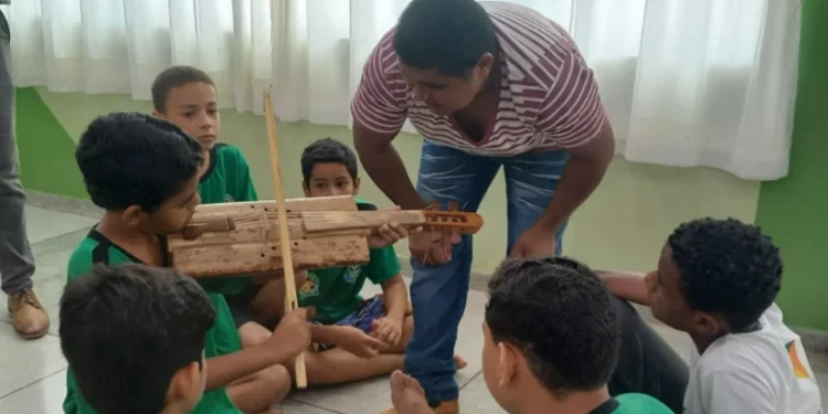Alunos da ETI Fidêncio Bogo participam de oficina de rabeca ministrada por membros da comunidade Mumbuca
