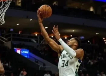 Antetokounmpo em ação pelo Bucks • Reprodução/Instagram