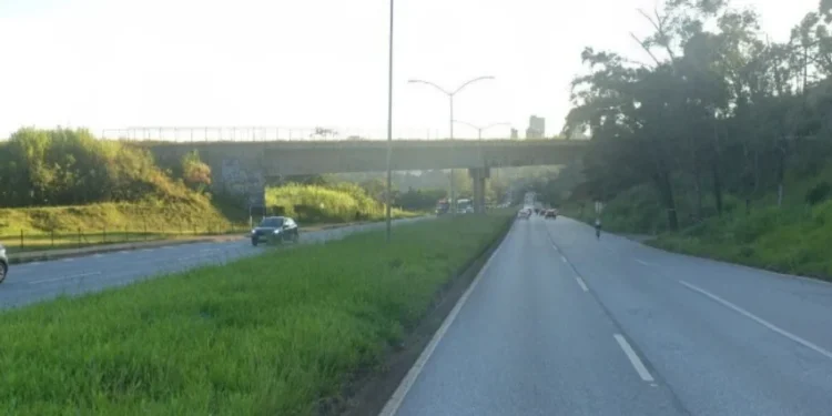 Ambulância com paciente capota em Belo Horizonte