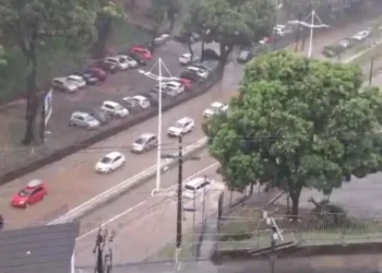 Salvador teve alagamentos após fortes chuvas na manhã desta segunda-feira (11) • Reprodução