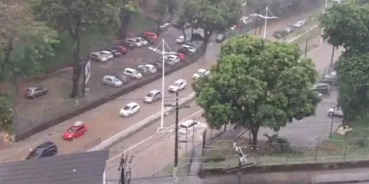 Em 3 h, Salvador recebe 79% da chuva esperada para novembro; cidade teve alagamentos