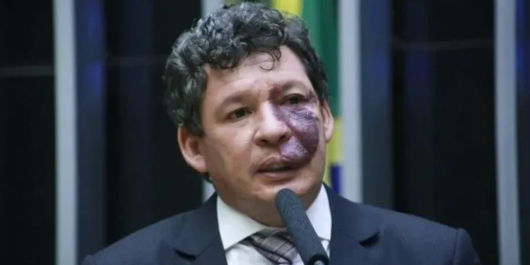 Deputado do PT quer unir projeto com PEC de Erika Hilton