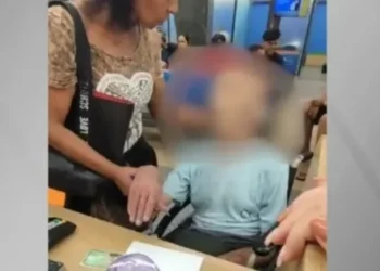 Mulher leva morto em cadeira de rodas ao banco e tenta sacar empréstimo de R$ 17 mil no RJ • Reprodução