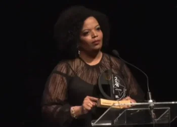 A analista de política Basília Rodrigues, durante premiação • Reprodução