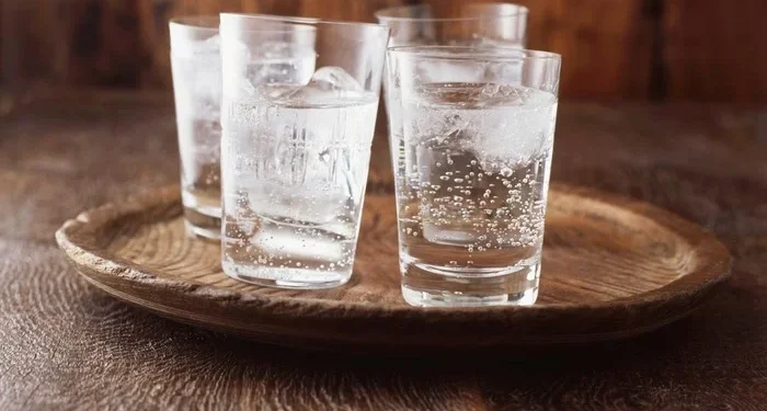 Água com gás faz mal? Saiba vantagens e desvantagens da bebida