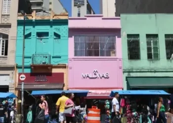 Movimento de consumidores nas lojas da rua 25 de Março, em 19/12/2023 • Rovena Rosa/Agência Brasil