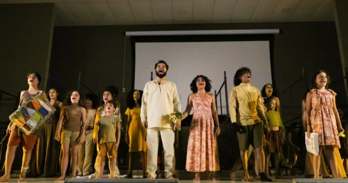 Espetáculo ‘Rua dos Cataventos’ emociona público na abertura da Mostra Artística 2024