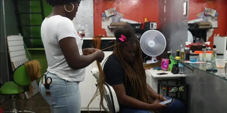 Serviços crescem 1% em setembro e renovam pico da série histórica, diz IBGE