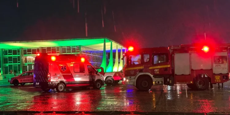 Explosões perto de STF e Câmara esvaziam Praça dos Três Poderes; um homem morreu