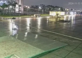 Francisco Wanderley se aproxima de estátua em frente ao STF • Reprodução