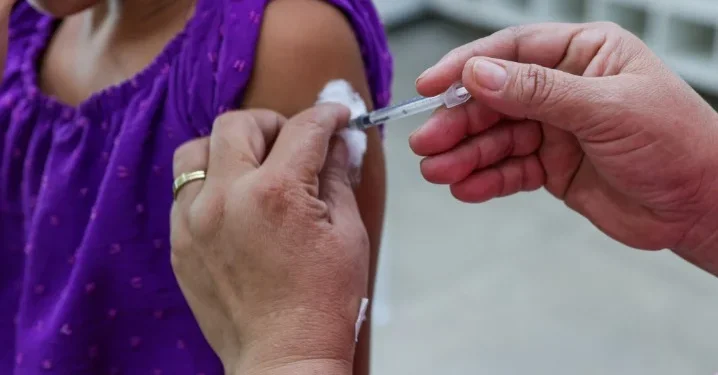 Saúde leva vacinação para a Feira da Arno 33 no domingo, 17