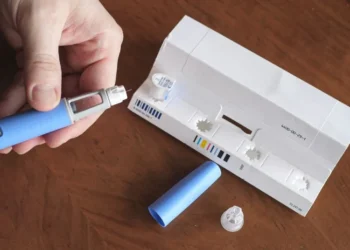 O medicamento Ozempic ganhou popularidade por seus efeitos no emagrecimento; entre seus efeitos colaterais estão as náuseas e vômitos • Imyskin/Getty Images