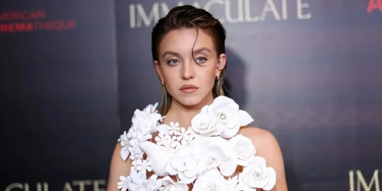 Sydney Sweeney diz não existir apoio entre mulheres em Hollywood: “Tudo falso”