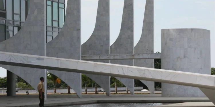 Atentado na praça dos Três Poderes não vai adiar envio de pacote de gastos, dizem fontes