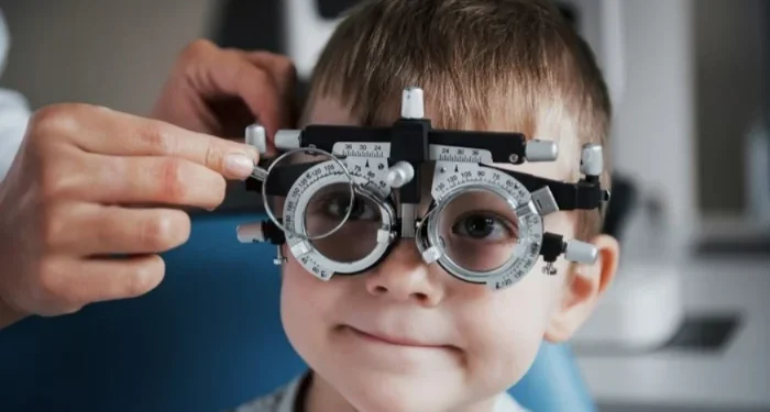 Saiba o que é a miopia e a pseudomiopia e como elas afetam as crianças