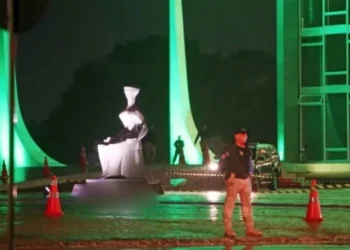 Equipes de segurança próximas ao prédio do Supremo Tribunal Federal (STF) após explosão • Wilson Junior/Estadão Contéudo