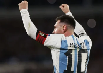 Messi comemora após marcar contra o Equador nas Eliminatórias • Daniel Jayo/Getty Images