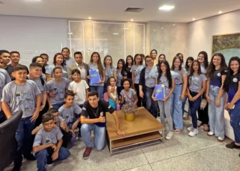 Estudantes conhecem a rotina de trabalhos da Seduc - Foto: Nilson Chaves/Governo do Tocantins file_download