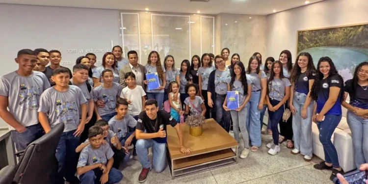 Estudantes de Pindorama conhecem o trabalho desenvolvido na Secretaria da Educação