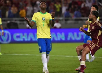 Vinicius Jr lamenta pênalti perdido pelo Brasil contra a Venezuela • Reprodução/X Conmebol