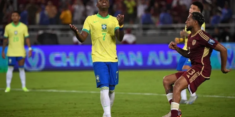 Vinicius Jr lamenta pênalti perdido pelo Brasil contra a Venezuela • Reprodução/X Conmebol