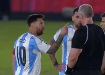 Messi fica na bronca com Daronco • Reprodução
