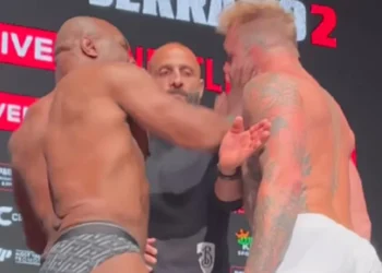 Mike Tyson dá tapa na cara de Jake Paul em pesagem antes da luta • Reprodução/Instagram @mostvaluablepromotions