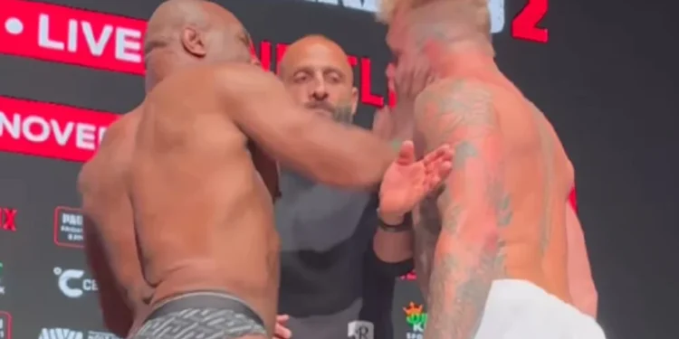 Mike Tyson dá tapa na cara de Jake Paul em pesagem; veja