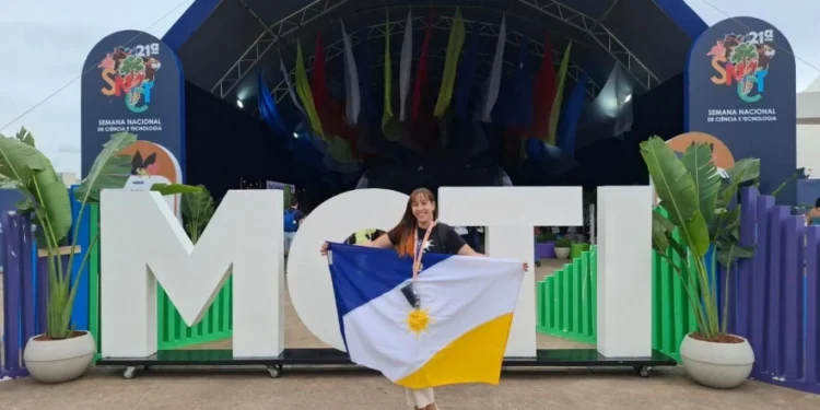 Professora tocantinense recebe medalha em Brasília por projeto de detecção de asteroides com a NASA