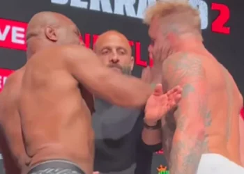 Mike Tyson dá tapa na cara de Jake Paul em pesagem antes da luta • Reprodução/Instagram @mostvaluablepromotions