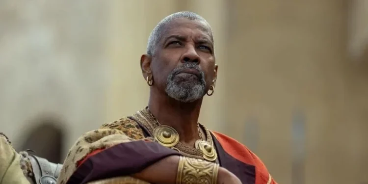 Denzel Washington fica confuso com protocolo real ao conhecer o rei Charles 3º